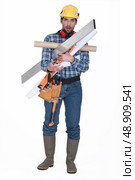 Man burdened by his tools. Стоковое фото, агентство Ingram Publishing / Фотобанк Лори