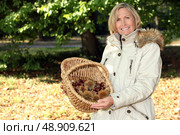Woman gathering chestnuts. Стоковое фото, агентство Ingram Publishing / Фотобанк Лори