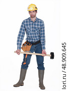A handyman with a sledgehammer. Стоковое фото, агентство Ingram Publishing / Фотобанк Лори