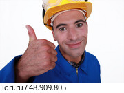 Tradesman giving the thumb’s up. Стоковое фото, агентство Ingram Publishing / Фотобанк Лори