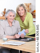 Older women playing cards. Стоковое фото, агентство Ingram Publishing / Фотобанк Лори