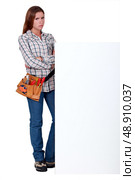 Woman standing behind a wall. Стоковое фото, агентство Ingram Publishing / Фотобанк Лори