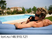 Couple relaxing by the pool. Стоковое фото, агентство Ingram Publishing / Фотобанк Лори