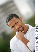 Portrait of a young man metis smiling. Стоковое фото, агентство Ingram Publishing / Фотобанк Лори