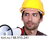 A disturbed tradesman holding a megaphone. Стоковое фото, агентство Ingram Publishing / Фотобанк Лори