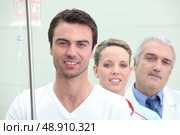 Patent with two doctors. Стоковое фото, агентство Ingram Publishing / Фотобанк Лори
