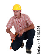 Construction worker kneeling. Стоковое фото, агентство Ingram Publishing / Фотобанк Лори