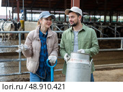 Farmer couple standing with milk churn at livestock farm and talking. Стоковое фото, фотограф Яков Филимонов / Фотобанк Лори