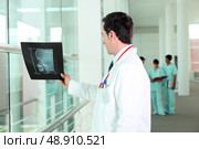 Hospital doctor looking at an xray. Стоковое фото, агентство Ingram Publishing / Фотобанк Лори