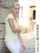 pretty blond womanstanding in front of her house. Стоковое фото, агентство Ingram Publishing / Фотобанк Лори