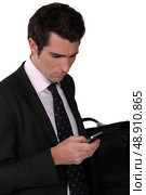 Bewildered businessman reading a text message. Стоковое фото, агентство Ingram Publishing / Фотобанк Лори