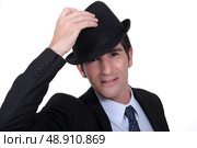 Businessman doffing his hat. Стоковое фото, агентство Ingram Publishing / Фотобанк Лори