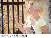 Blond woman visiting old Castle. Стоковое фото, агентство Ingram Publishing / Фотобанк Лори