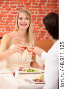 Young couple toasting with rose wine. Стоковое фото, агентство Ingram Publishing / Фотобанк Лори