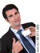 man holding business card. Стоковое фото, агентство Ingram Publishing / Фотобанк Лори
