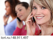 Women on the phone. Стоковое фото, агентство Ingram Publishing / Фотобанк Лори