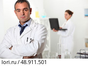a scientist and his assistant. Стоковое фото, агентство Ingram Publishing / Фотобанк Лори