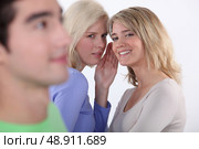 Girls gossiping. Стоковое фото, агентство Ingram Publishing / Фотобанк Лори