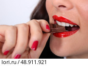 woman eating chocolate. Стоковое фото, агентство Ingram Publishing / Фотобанк Лори