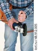 Plumber cutting copper pipe. Стоковое фото, агентство Ingram Publishing / Фотобанк Лори