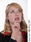 Horrified woman looking up at the sky. Стоковое фото, агентство Ingram Publishing / Фотобанк Лори