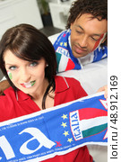 Couple supporting the Italian soccer team. Стоковое фото, агентство Ingram Publishing / Фотобанк Лори
