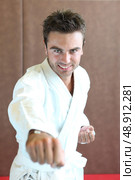 Man doing karate. Стоковое фото, агентство Ingram Publishing / Фотобанк Лори