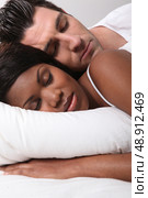 Mixed-race couple asleep. Стоковое фото, агентство Ingram Publishing / Фотобанк Лори