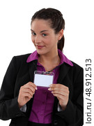 Woman displaying visitor’s badge. Стоковое фото, агентство Ingram Publishing / Фотобанк Лори