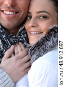 Couple huddling for warmth. Стоковое фото, агентство Ingram Publishing / Фотобанк Лори