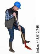 Labourer using a spade. Стоковое фото, агентство Ingram Publishing / Фотобанк Лори