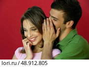 Man telling secret to woman. Стоковое фото, агентство Ingram Publishing / Фотобанк Лори