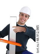 Worker with spirit level. Стоковое фото, агентство Ingram Publishing / Фотобанк Лори