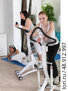 Women using stepper machine. Стоковое фото, агентство Ingram Publishing / Фотобанк Лори