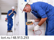 Two electrical inspectors on work site. Стоковое фото, агентство Ingram Publishing / Фотобанк Лори