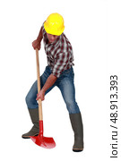 A male construction worker using a shovel. Стоковое фото, агентство Ingram Publishing / Фотобанк Лори