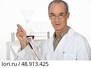 Scientist performing an experiment. Стоковое фото, агентство Ingram Publishing / Фотобанк Лори