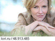 Woman lying on grass. Стоковое фото, агентство Ingram Publishing / Фотобанк Лори