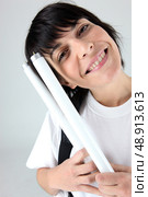 Woman holding tube bulb. Стоковое фото, агентство Ingram Publishing / Фотобанк Лори