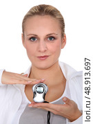 a blonde woman wearing a tracksuit and showing a mp3 reader. Стоковое фото, агентство Ingram Publishing / Фотобанк Лори