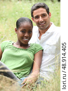 Couple sat in the grass. Стоковое фото, агентство Ingram Publishing / Фотобанк Лори