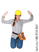 Tradeswoman holding up her hands. Стоковое фото, агентство Ingram Publishing / Фотобанк Лори