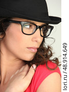 woman wearing a derby hat. Стоковое фото, агентство Ingram Publishing / Фотобанк Лори
