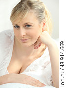 Blond woman in revealing top. Стоковое фото, агентство Ingram Publishing / Фотобанк Лори