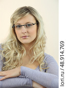 Portrait of blond woman wearing glasses. Стоковое фото, агентство Ingram Publishing / Фотобанк Лори