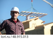 Foreman overseeing construction of house. Стоковое фото, агентство Ingram Publishing / Фотобанк Лори