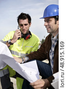 Site engineers with a walky talky. Стоковое фото, агентство Ingram Publishing / Фотобанк Лори
