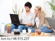 Couple using a laptop. Стоковое фото, агентство Ingram Publishing / Фотобанк Лори