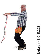 Electrocuted man holding jumper cables. Стоковое фото, агентство Ingram Publishing / Фотобанк Лори