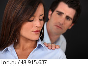 Concerned man touching his wife’s shoulder. Стоковое фото, агентство Ingram Publishing / Фотобанк Лори